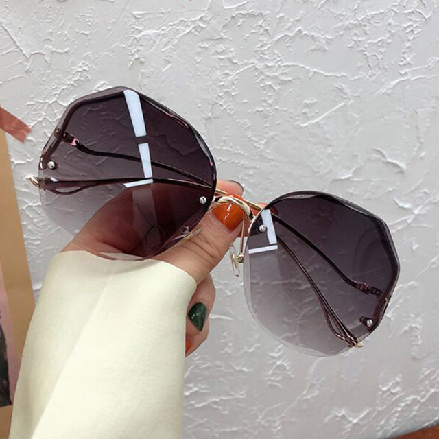 Designer Curve Frame Round Rimless Sunglasses for Women || CRV002HVR